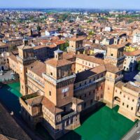 Cette ville italienne sûre avec des châteaux entourés de douves, des pâtes à 15 $ et une foule nulle bat des records touristiques