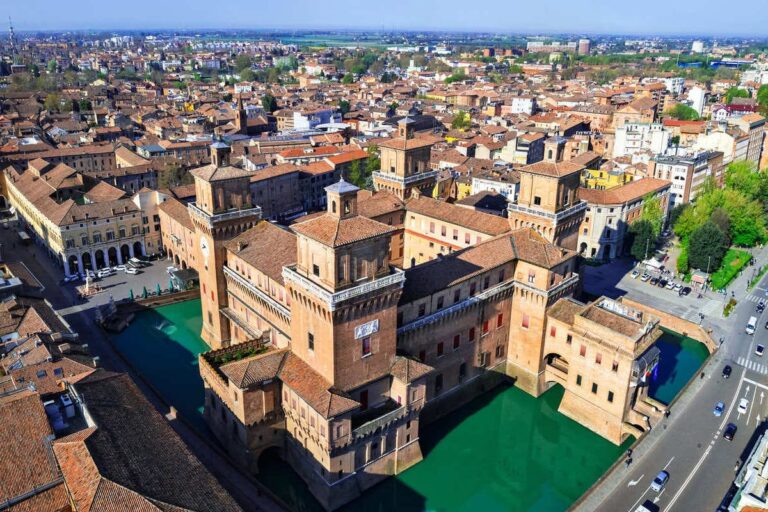 Cette ville italienne sûre avec des châteaux entourés de douves, des pâtes à 15 $ et une foule nulle bat des records touristiques