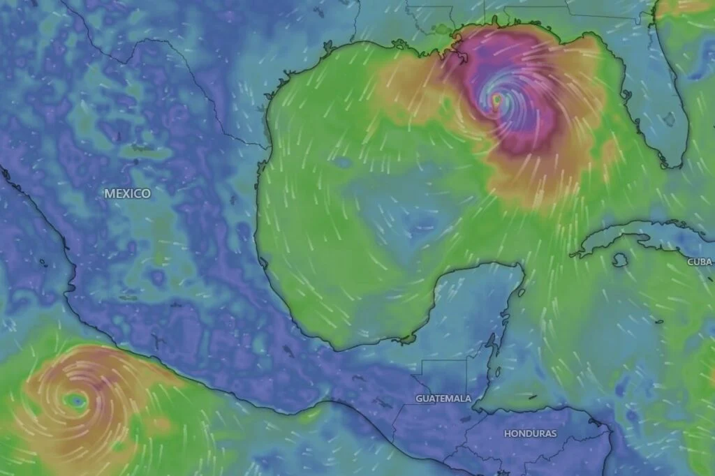 Deux ouragans majeurs menacent les États-Unis et le Mexique ce week-end. Les aéroports du Golfe sont fermés et des avertissements d'ouragan sont émis.