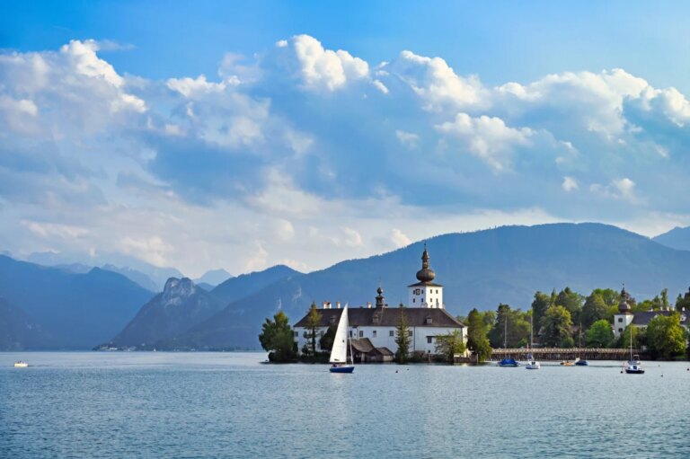 Entre Munich et Vienne se trouve un lac alpin scintillant avec des châteaux de contes de fées, des thermes et des sommets enneigés