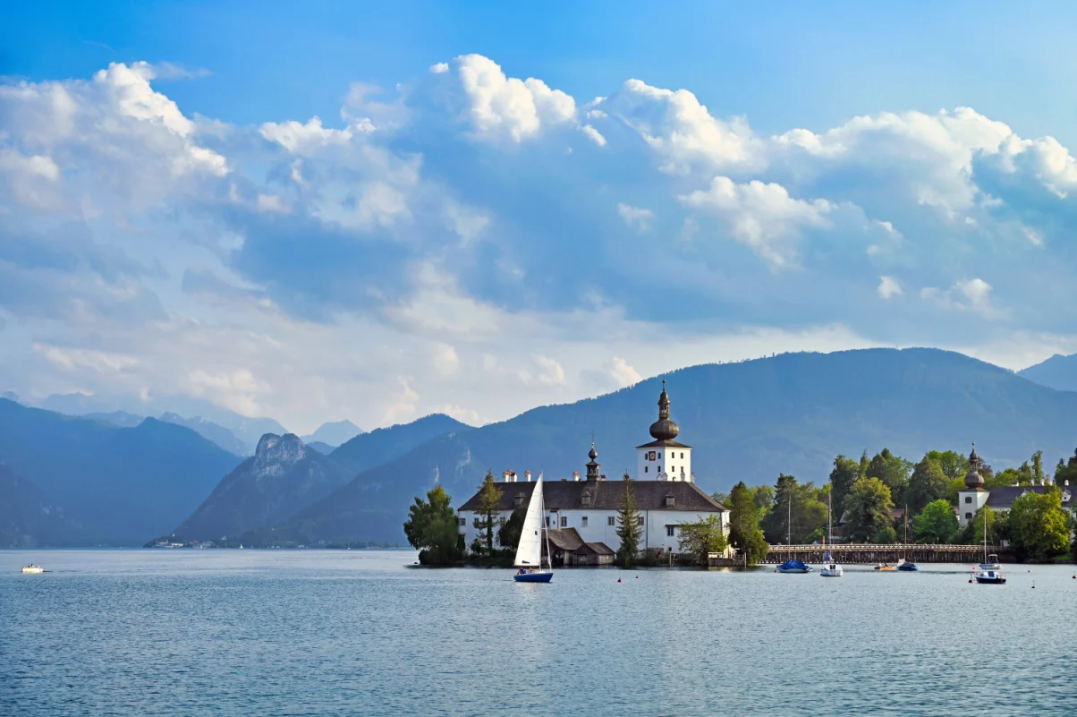 Château d'eau Schloss Ort Orth sur le lac Traunsee dans le paysage de Gmunden, Autriche