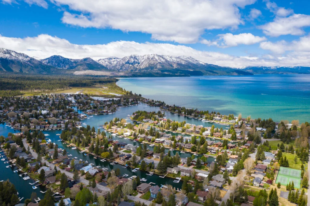 South Lake Tahoe Keys par une journée ensoleillée avec des eaux claires