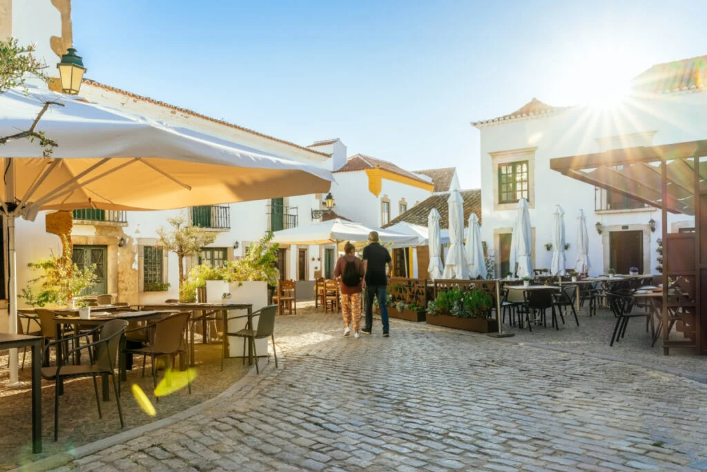 Un couple de touristes visitant la rue de la vieille ville de Faro