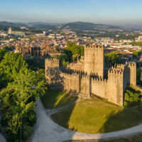 Oubliez Lisbonne ! L&rsquo;ancienne capitale du Portugal, avec ses châteaux du Xe siècle et ses repas à 14 $, gagne en popularité