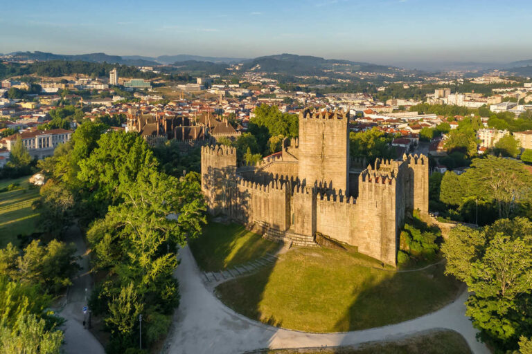 Oubliez Lisbonne ! L&rsquo;ancienne capitale du Portugal, avec ses châteaux du Xe siècle et ses repas à 14 $, gagne en popularité